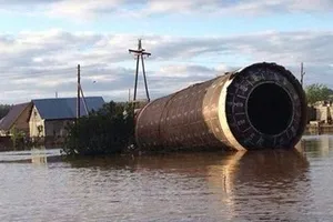 Tên lửa đạn đạo trôi tới nhà dân sau trận lụt