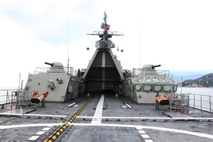 Tàu Đinh Tiên Hoàng dẫn đầu biên đội hải quân huấn luyện trên biển