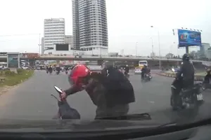 Xe 2 bánh và những tình huống “chết người”: Chặt đầu xe ô tô