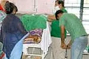 SỐC: Bác sỹ dùng bơm xe đạp để triệt sản