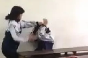 Xôn xao clip nữ sinh dùng chổi đánh nam sinh trong lớp học 