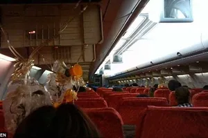 Máy bay hỏng động cơ giữa trời, hành khách trào máu mũi