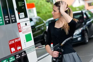 Đổ nhầm nguyên liệu cho xe ô tô và cách xử lý