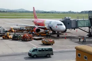 Khách mở tung cửa thoát hiểm của máy bay Vietjet