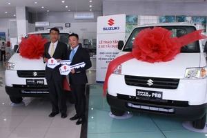 Suzuki tặng 2 xe tải phục vụ vệ sinh môi trường và chữa cháy