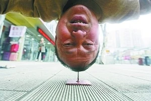 Kinh hoàng với màn 'trồng cây chuối' trên đinh sắt