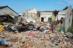 Vợ đòi ly hôn, chồng mang xe ủi san phẳng nhà bố mẹ vợ