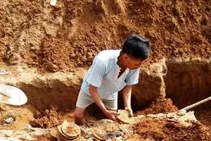 Đào móng nhà phát hiện cổ vật hàng trăm năm tuổi