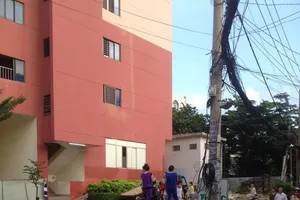 Tường chung cư sập, chưa đơn vị nào nhận trách nhiệm