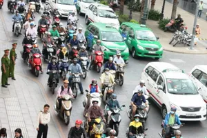 Từ ngày 1/9 lệ phí đăng ký ô tô, xe máy tăng vọt