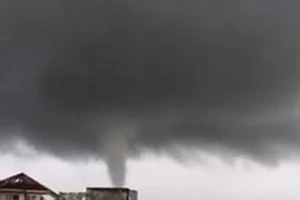 Vòi rồng đen kịt xuất hiện tại Hải Phòng