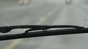 Kinh nghiệm bảo dưỡng kính chắn gió ô tô