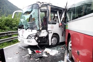 Hai xe khách đấu đầu trên đèo, hàng chục người hoảng loạn
