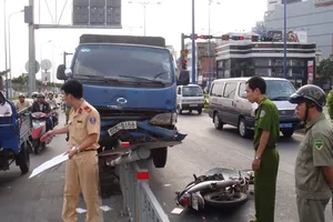 Kỹ năng lái xe an toàn cạnh xe Container, xe tải nặng