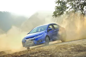  Giá ô tô cỡ nhỏ giảm vài chục triệu đồng từ 1-7