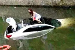 Kinh nghiệm thoát hiểm khi xe rơi xuống nước​