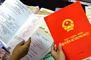 Phó chủ tịch xã bị đình chỉ vì xài sổ đỏ giả vay tiền