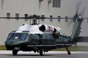 Dàn phương tiện hoành tráng luôn theo sát tổng thống Mỹ