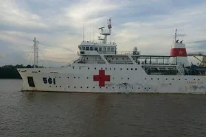 Tàu bệnh viện HQ 561 đưa thi thể chiến sĩ CASA 212 cập cảng Hải quân