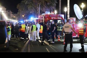 Tổng thống Pháp Hollande: “Nước Pháp đau đớn nhưng vẫn mạnh mẽ​“