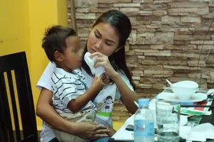 Con gái Thủ tướng Hunsen thăm bé trai bị hành hạ