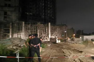 Sập giàn giáo ở Đà Nẵng, nhiều người bị vùi lấp