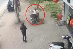 Dừng xe không tắt máy, nguy hiểm chết người như thế này