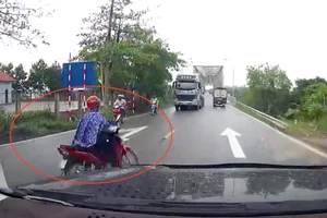 Phụ nữ rẽ không quan sát khiến ôtô phanh cháy mặt đường