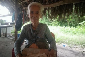 Cụ bà lạc đường, đang tìm người thân ở TP.HCM