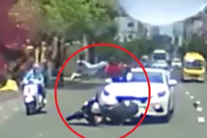 Xe máy qua đường ẩu, bị ô tô tông bay qua đầu xe