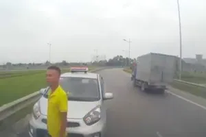 Tước phù hiệu taxi chạy ngược chiều