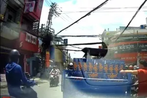 Thanh niên trộm thùng bia của xe ba gác khi dừng đèn đỏ