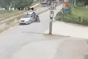 Xe máy lao như tên bắn từ hẻm đâm vào ô tô