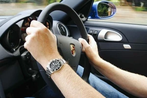 Bị tước bằng lái xe hạng E có được lái ô tô con?