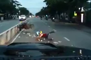 Chạy quá nhanh, tự gây tai nạn trước đầu ô tô