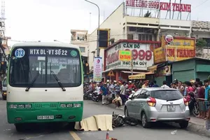 Camera ghi lại cảnh tài xế mở cửa làm cô gái tử vong