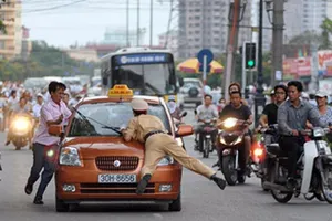 Ô tô lạng lách, đánh võng trên đường, phạt thế nào?