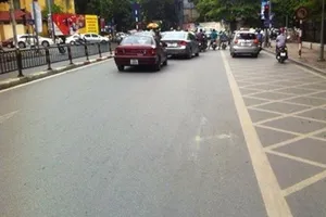 Điều khiển xe vào vạch kẻ mắt võng sao bị phạt?