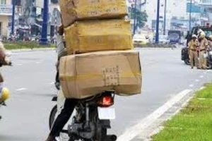 Xe gắn máy chở hàng thế nào là phạm lỗi cồng kềnh?