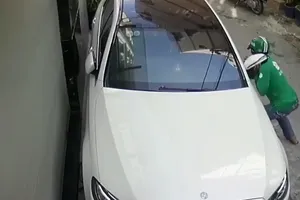 Thanh niên mặc áo GrabBike bẻ gương ô tô