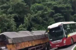 Xe khách chạy kiểu 'giết người'