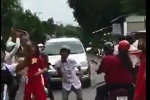 Sau đám cưới, lòng đường thành vũ trường