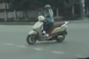 'Ninja Lead' vô tư dừng xe ngay giao lộ nghe điện thoại