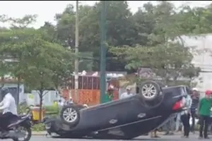 Lật xe ô tô trên đường Phạm Văn Đồng