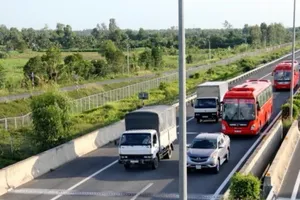 Lái ô tô, giữ khoảng cách an toàn sao cho đúng luật?