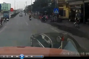 Clip xe ô tô vượt ẩu, bị xe tải tông trực diện