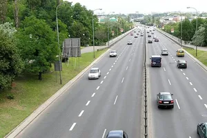 Được dừng xe trên đường cao tốc khi bật đèn ưu tiên?