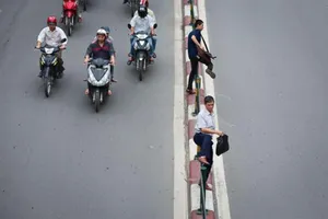 Người đi bộ trên đường phải chấp hành nguyên tắc nào?