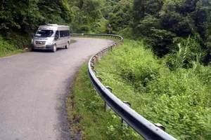 Dừng, đỗ ô tô trên đoạn đường cong có bị phạt?