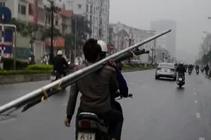 Điều khiển xe máy mang vác cồng kềnh bị phạt thế nào?